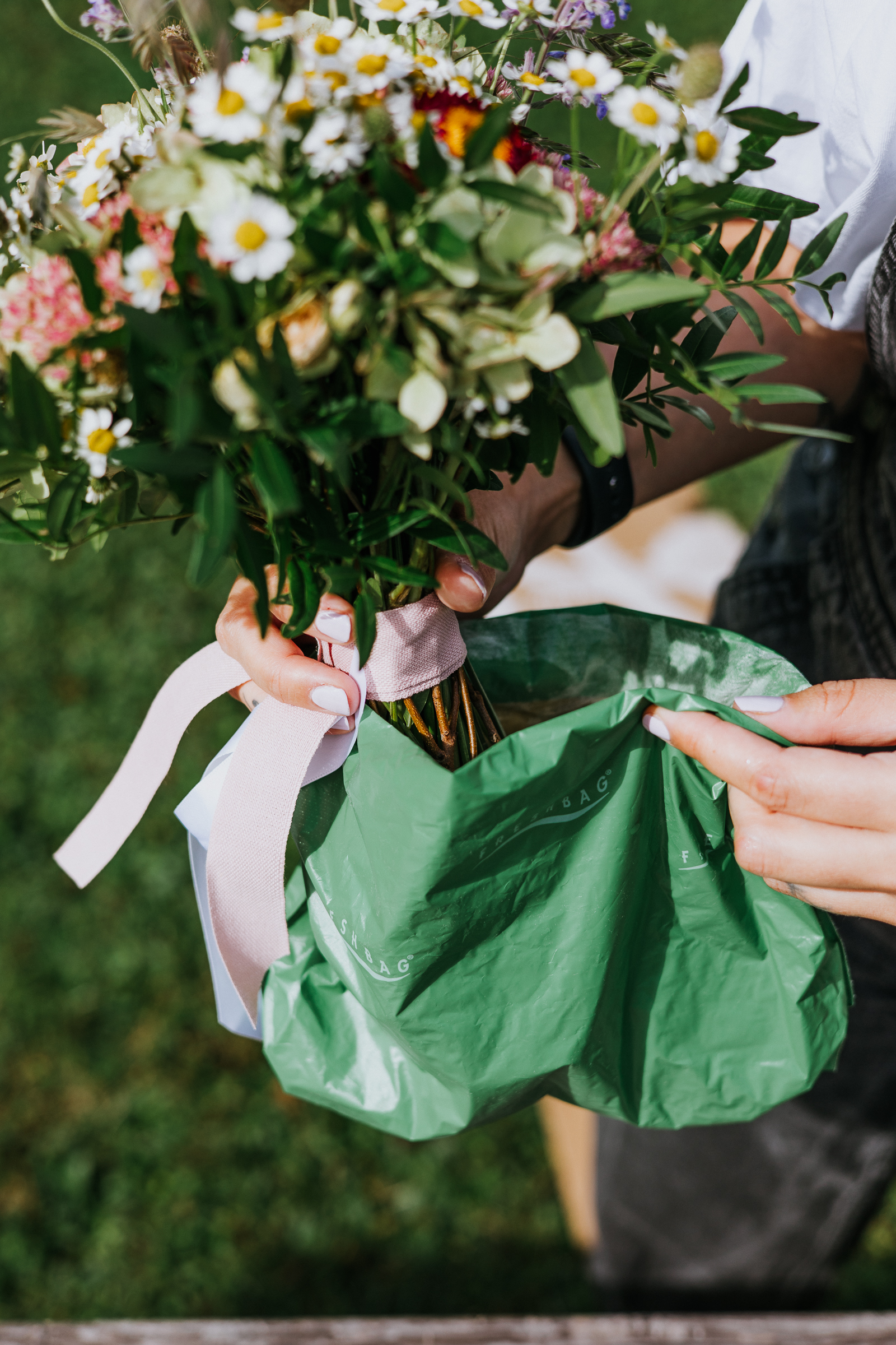 Strauß wird feucht gehalten