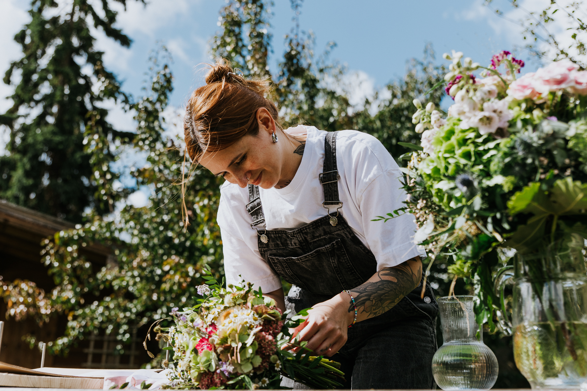 Jenny mit Blumenstrauß